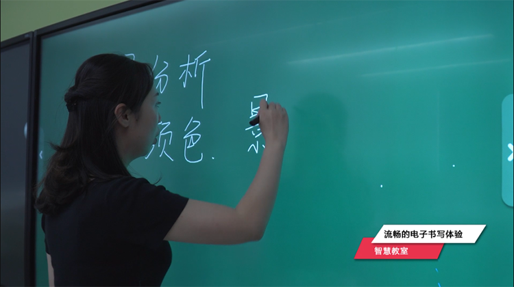 尊龙时凯黄淮学院智慧教室：智能交互平板电子书写体验